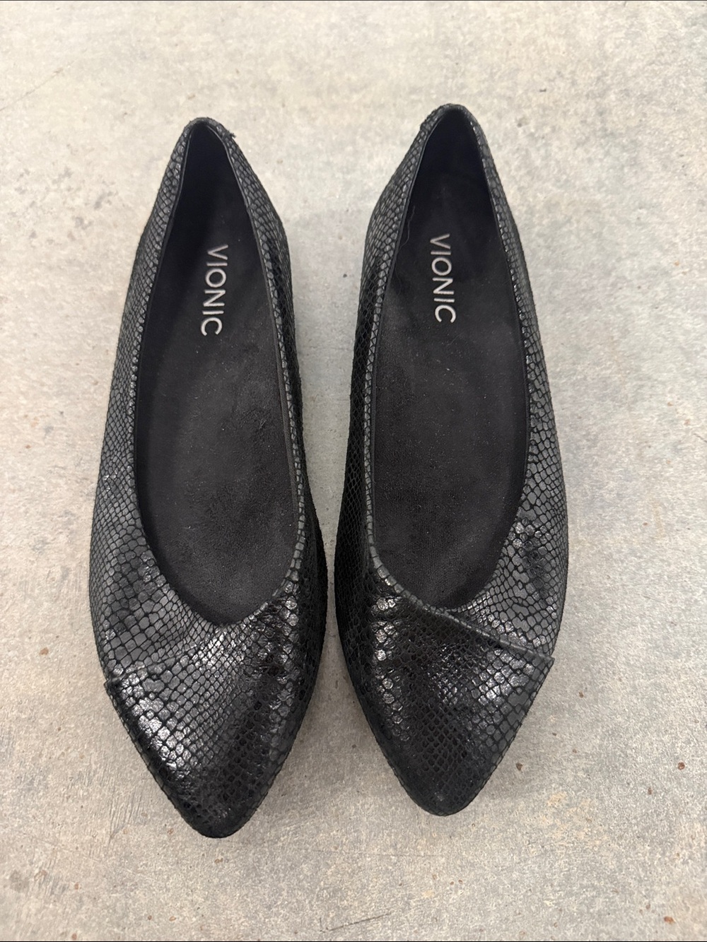 Vionic Black Snake-Texture Pointed Toe Flats
